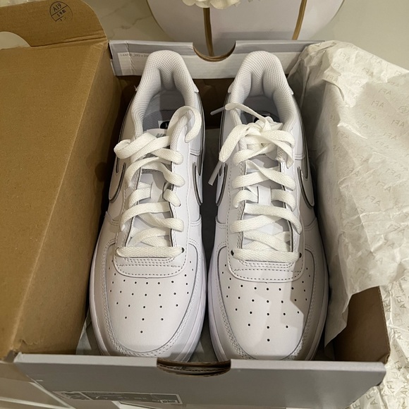 🤍 NEW Nike shoes Air Force 1 (GS) Court Borough | Size 7y | 8.5 Women’s | - Picture 10 of 13